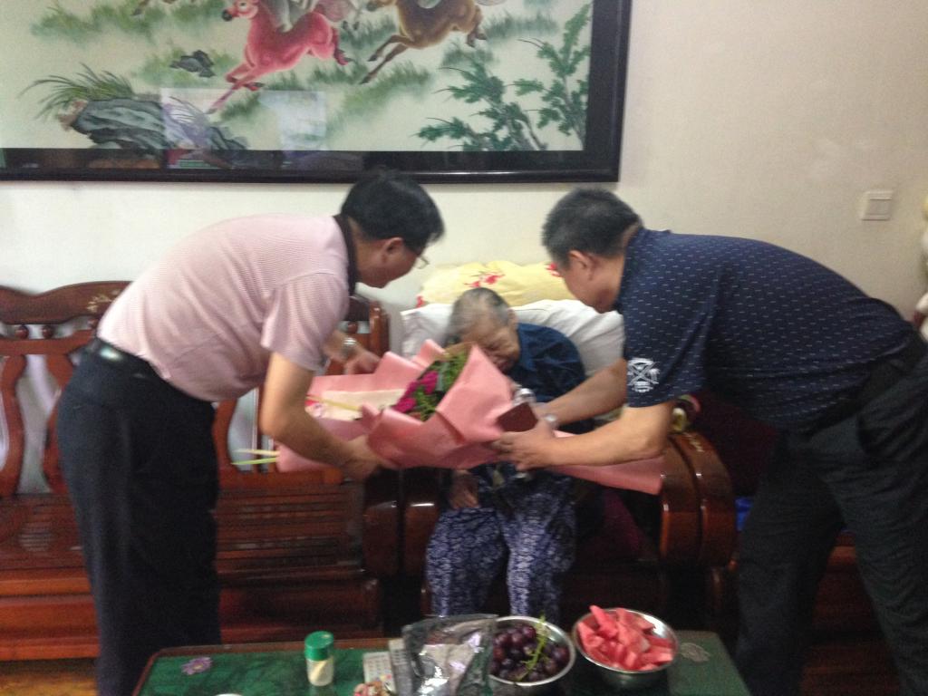 文校长带领部门负责人看望退休老教授