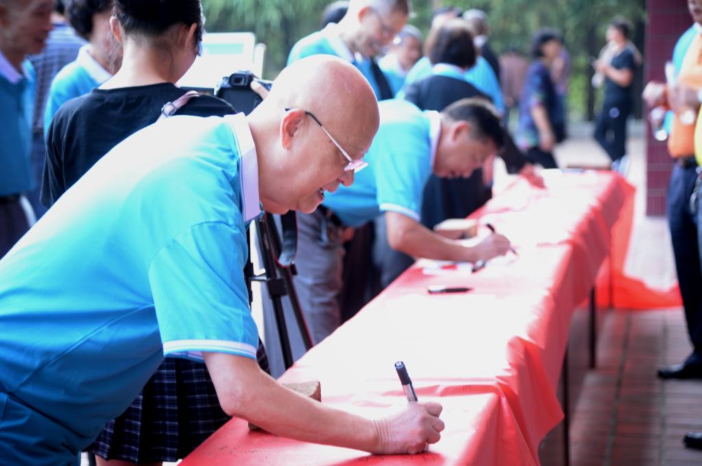 为“尊老敬老爱老”助力签名